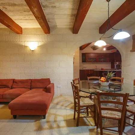 5 Bedroom With Private Pool & Views *