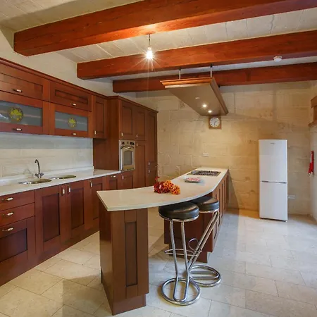 5 Bedroom With Private Pool & Views * Għarb