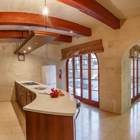 5 Bedroom With Private Pool & Views *