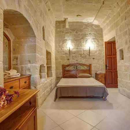 5 Bedroom With Private Pool & Views Għarb