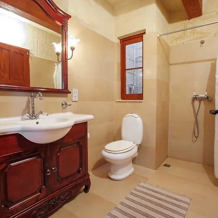 5 Bedroom With Private Pool & Views
