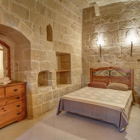 5 Bedroom With Private Pool & Views *
