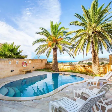 5 Bedroom With Private Pool & Views Għarb