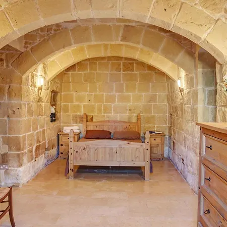 Σπίτι διακοπών 5 Bedroom With Private Pool & Views Għarb